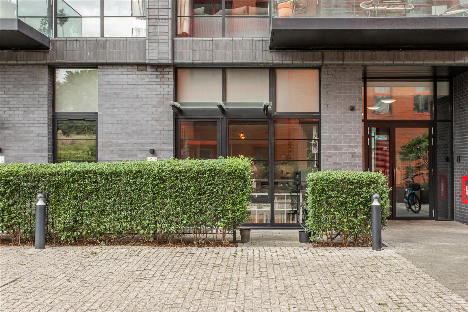 Hart Yard, Bow